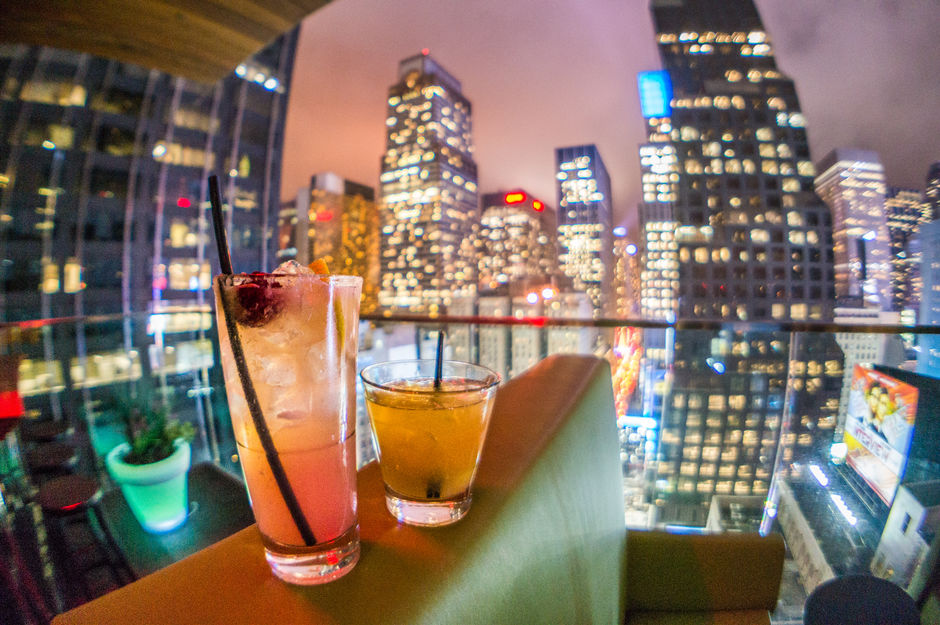 Enjoying cocktails on the #rooftop skybar in New York.